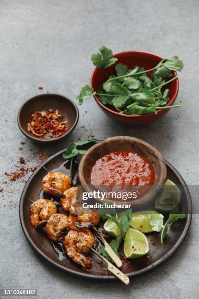 thai garnelen satay - gambas stock-fotos und bilder