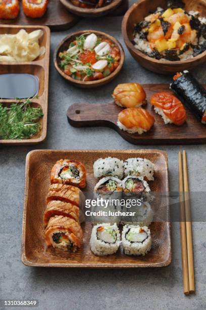 sushi e sushi roll set - comida japonesa - fotografias e filmes do acervo
