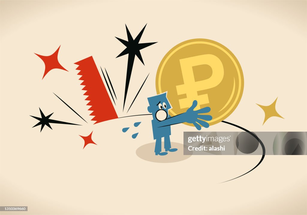 A grande serra está cortando o chão sob os pés do homem azul que está segurando a moeda rublos russa; Recessão, desvalorização, depressão econômica, crise cambial