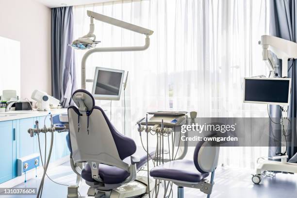 équipement dans la clinique moderne de dentiste - dentist office photos et images de collection