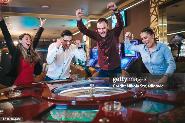 roulette spel bij casino - casino worker stockfoto's en -beelden