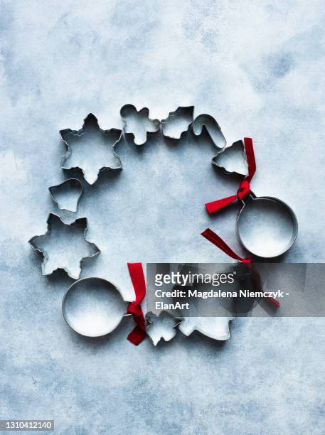 wreath of metal cookie cutters - pastry cutter stockfoto's en -beelden