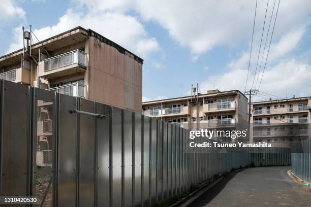 apartment complex to be rebuilt - 廃墟　日本 ストックフォトと画像