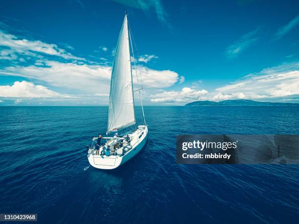 sailing with sailboat, view from drone - barco à vela imagens e fotografias de stock