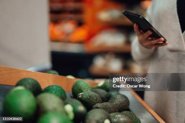 contactless payment at grocery store - produce aisle photos et images de collection