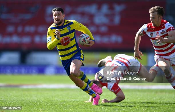Gareth Widdop of Warrington gets past Matthew Gee of Leigh during the Betfred Super League match between Warrington Wolves and Leigh Centurions at...