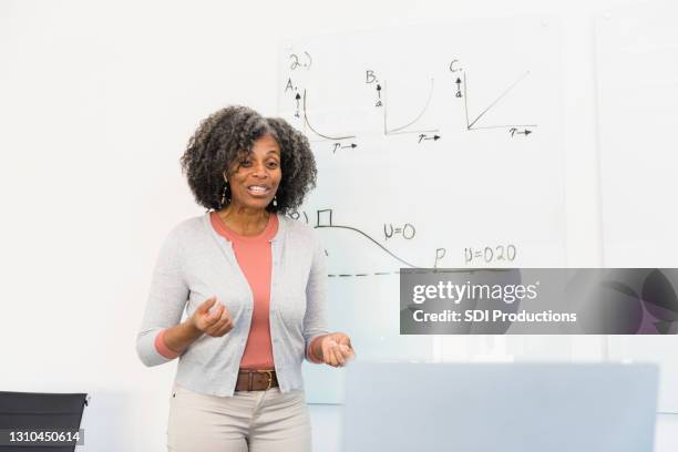 confident female physics teacher teaches online class - virtual coach stock pictures, royalty-free photos & images