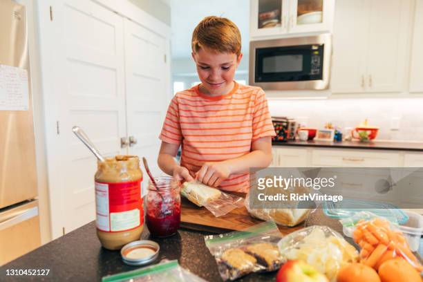 schoollunch voorbereiden - peanut butter and jelly sandwich stockfoto's en -beelden