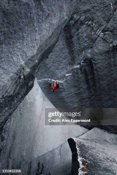 climber on dreamcatcher on the cacodemon boulder squamish, british columbia, canada - alex grey stock-fotos und bilder