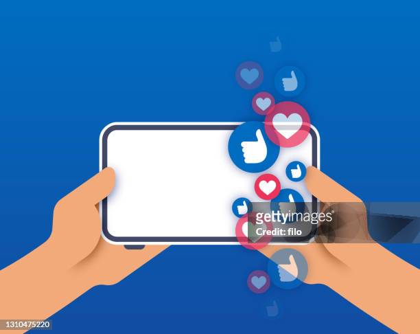 illustrazioni stock, clip art, cartoni animati e icone di tendenza di telefono cellulare di coinvolgimento sui social media - social network