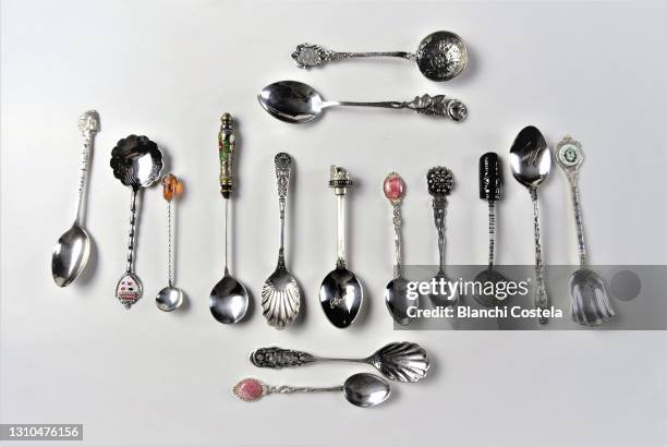 silver teaspoons on a table - theelepel stockfoto's en -beelden