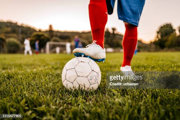 pés de jogador de futebol de pé com a bola - pontapé inicial - fotografias e filmes do acervo