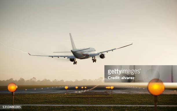 renderizado en 3d de un avión de pasajeros aterrizando en pista - avión fotografías e imágenes de stock