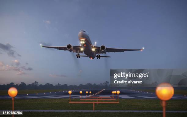 flugzeug startet vom flughafen - airport lights stock-fotos und bilder