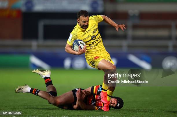 Dillyn Leyds of La Rochelle breaks past Charlie Sharples of Gloucester during the Heineken Champions Cup Round of 16 match between Gloucester Rugby...