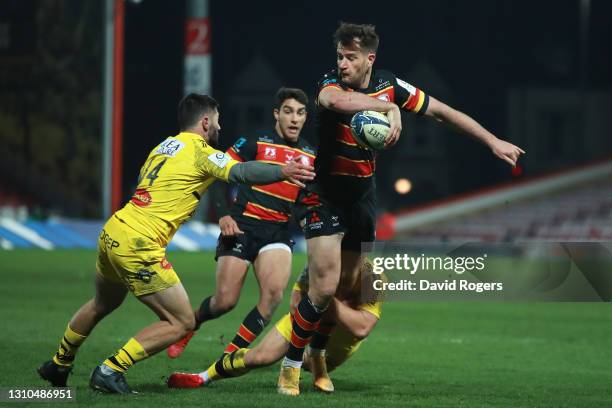 Mark Atkinson of Gloucester offloads the ball whilst under pressure from Arthur Retiere of La Rochelle during the Heineken Champions Cup Round of 16...