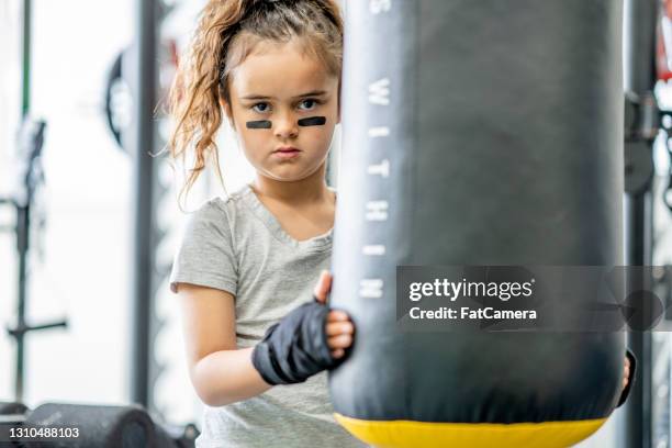 jonge vrouwelijke boxer - kids boxing stockfoto's en -beelden