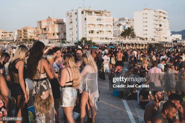 escena de fiesta al atardecer en san antonio, ibiza - ibiza fiesta fotografías e imágenes de stock