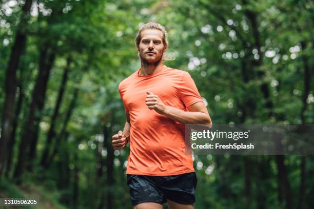 jeune sportif caucasien exécutant dans la forêt - jogging photos et images de collection