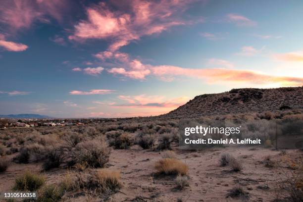 albuquerque, new mexico at sunset seen from petroglyph national monument - albuquerque stock-fotos und bilder