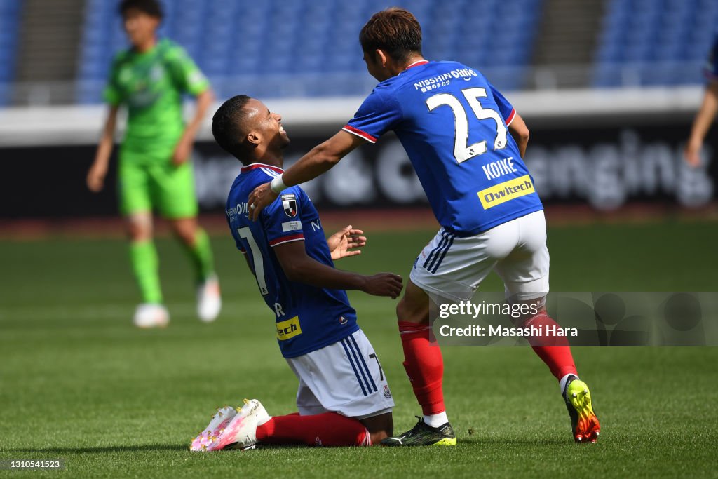 Yokohama F.Marinos v Shonan Bellmare - J.League Meiji Yasuda J1