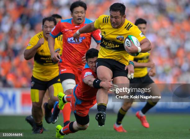 Shintaro Ishihara of the Suntory Sungoliath is tackled by Harumichi Tatekawa of Kubota Spears during the Top League match between Suntory Sungoliath...