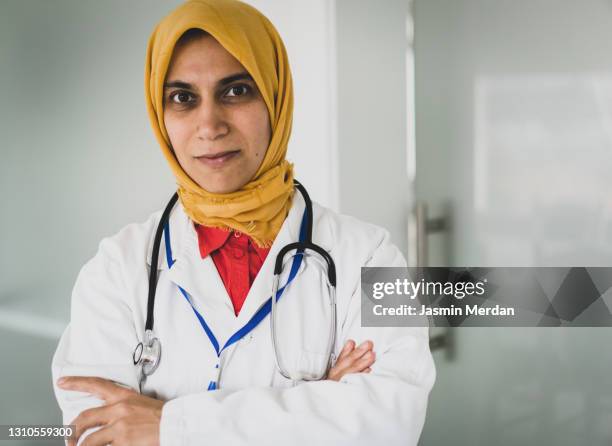 middle eastern doctor with hijab in hospital - arabic doctor stockfoto's en -beelden