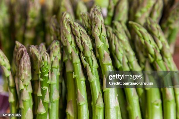 close up of green asparagus - asperge stockfoto's en -beelden