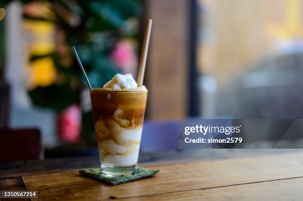 caffè freddo al latte di cocco - iced coffee foto e immagini stock