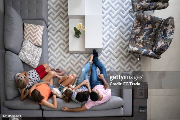 hoge hoekmening van een multigeneratiefamilie samen in de woonkamer - grandmas living room stockfoto's en -beelden