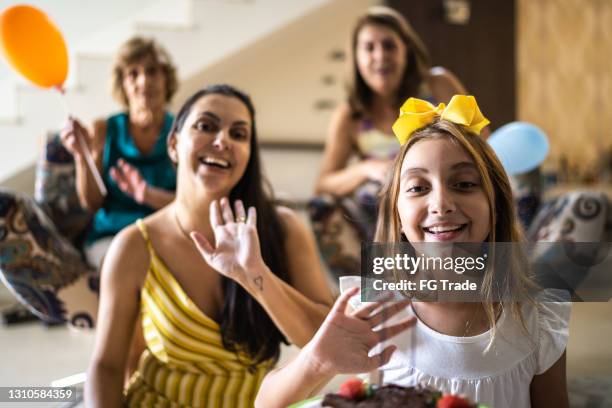 menina comemorando sua festa birtday com a família em casa e fazendo uma chamada de vídeo - mother daughter webcam - fotografias e filmes do acervo