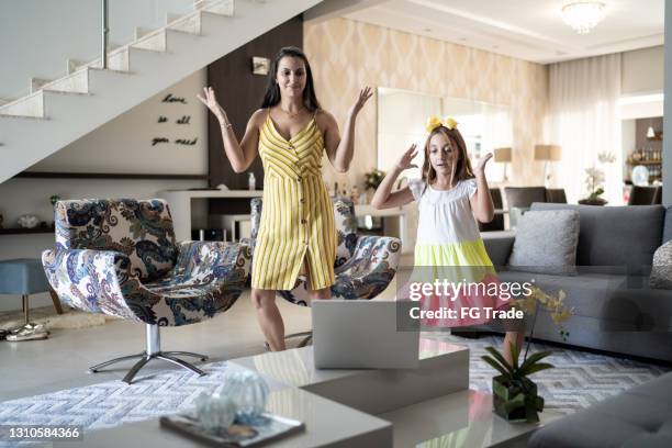 moeder en dochter die voor laptop thuis dansen - mother daughter webcam stockfoto's en -beelden