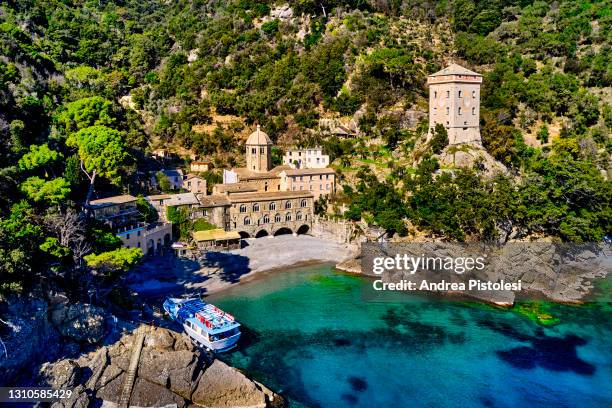 san fruttuoso abbey on portofino promontorium, italy - liguria stockfoto's en -beelden