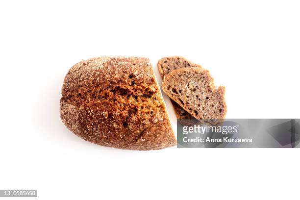 freshly baked bread isolated on white - rogge graan stockfoto's en -beelden