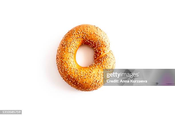 freshly baked bagel bread with sesame seeds isolated on white background - bagel photos et images de collection