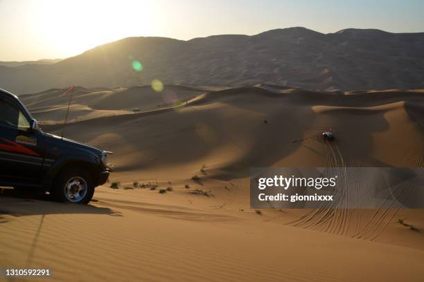 jeep ridning på badain jaran ökendyner, inre mongoliet - inner mongolia bildbanksfoton och bilder