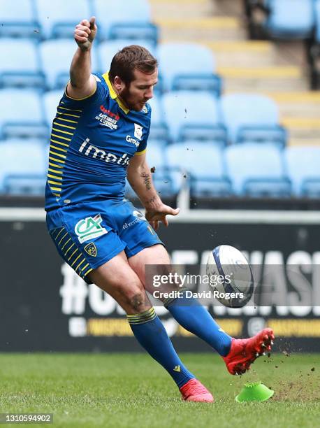 Camille Lopez of ASM Clermont Auvergne kicks the match winning conversion during the Heineken Champions Cup Round of 16 match between Wasps and ASM...