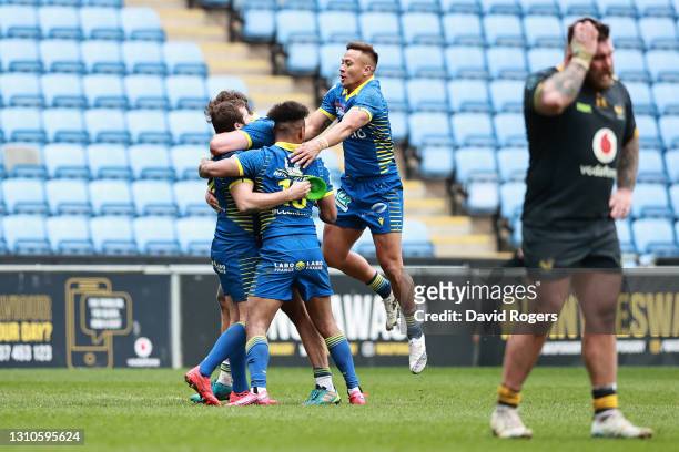 Camille Lopez of ASM Clermont Auvergne celebrates with teammates after scoring the match winning conversion during the Heineken Champions Cup Round...