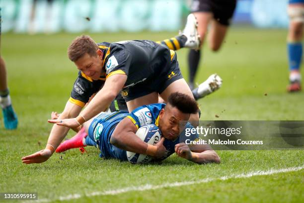 Kotaro Matsushima of ASM Clermont Auvergne avoids a tackle from Jimmy Gopperth of Wasps to score the decisive try during the Heineken Champions Cup...