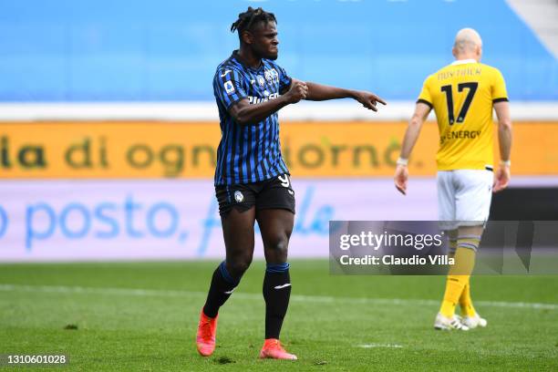 Duvan Zapata of Atalanta BC celebrates after scoring their team's third goal during the Serie A match between Atalanta BC and Udinese Calcio at...