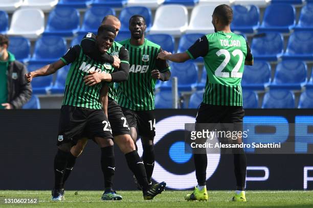 Hamed Junior Traore of U.S. Sassuolo Calcio celebrates with team mates Vlad Chiriches, Jeremy Toljan and Pedro Obiang after scoring their side's...