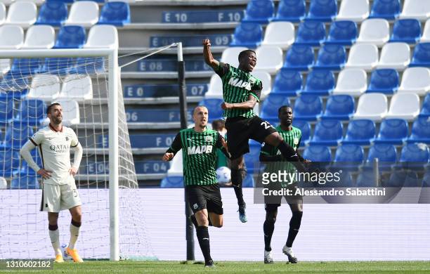 Hamed Junior Traore of U.S. Sassuolo Calcio celebrates with team mates Vlad Chiriches and Pedro Obiang after scoring their side's first goalduring...