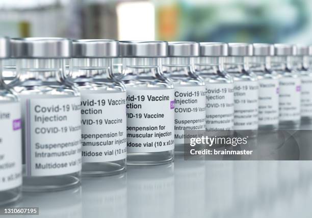 vaccin injektionsflaska med coronavirus i fabriken - medicinflaska bildbanksfoton och bilder