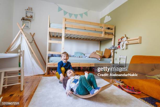 dois meninos brincando em seu quarto - bed furniture - fotografias e filmes do acervo