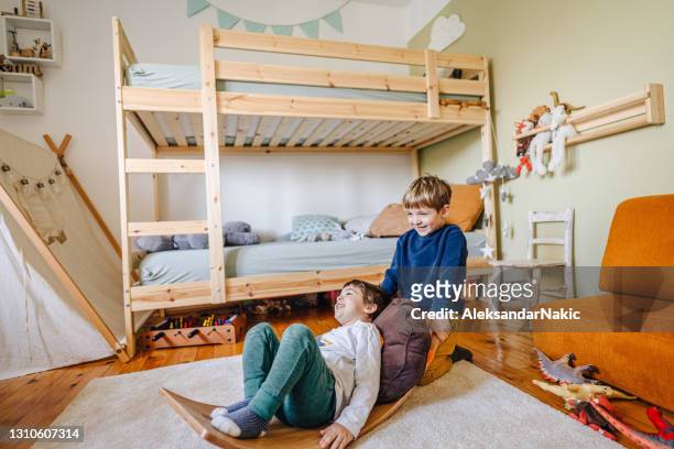 zwei kleine jungs spielen in ihrem zimmer - bunk beds for 3 stock-fotos und bilder