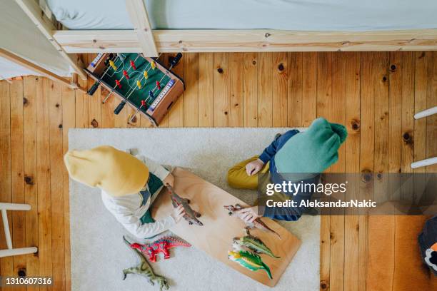 小さな男の子が自分の部屋でおもちゃで遊ぶ - bunk beds for 3 ストックフォトと画像