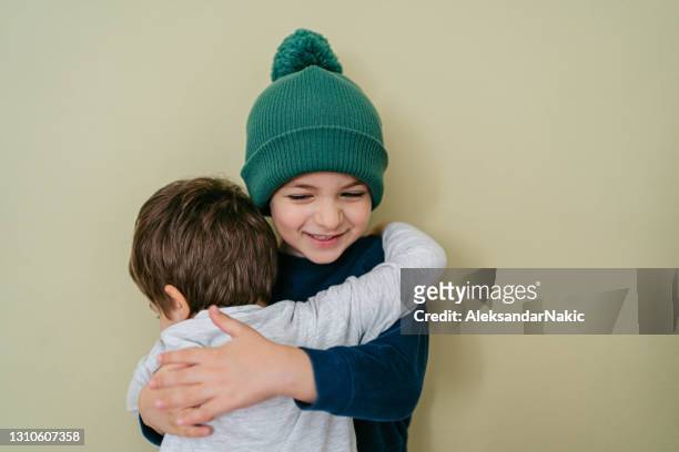 knuffel voor mijn broertje - gezin met twee kinderen stockfoto's en -beelden