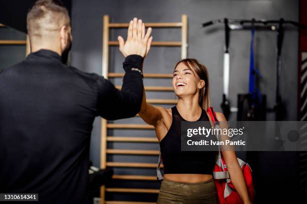 giovane donna caucasica che va in palestra - hi five gym foto e immagini stock