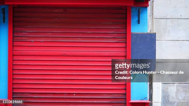 parisian restaurant closed during the covid-19 epidemic - shop shutter stock pictures, royalty-free photos & images