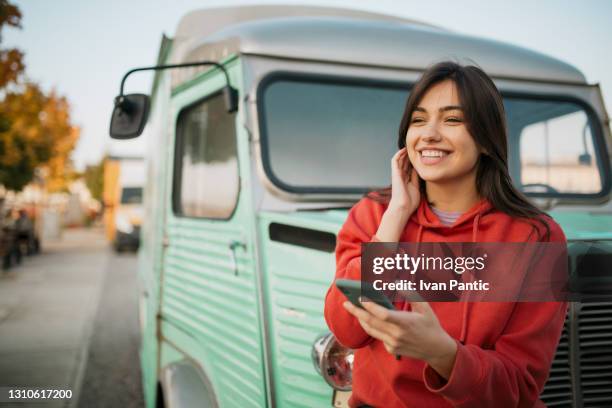 schöne junge kaukasische frau mit einem smartphone - red shirt stock-fotos und bilder